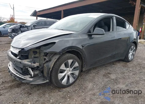 2024 Tesla Model Y Long Range Dual Motor All-Wheel Drive/Rwd z USA, uszkodzony, nr VIN 7SAYGDED5RF040254